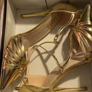 Modelo Gold Heels